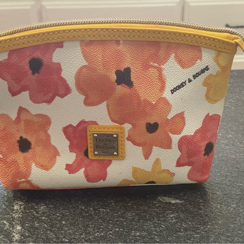 Tote with matching wallet and cosmetic
 bag. Great for spring and summer. - Picture 4 of 5